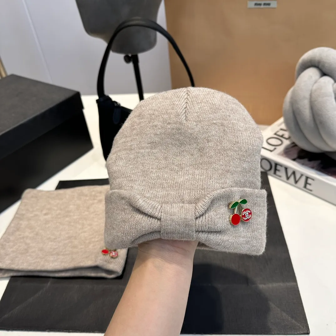 P140 Chanel Chanel children's knitted beanie cherry three-piece set, scarf, hat, gloves, super warm