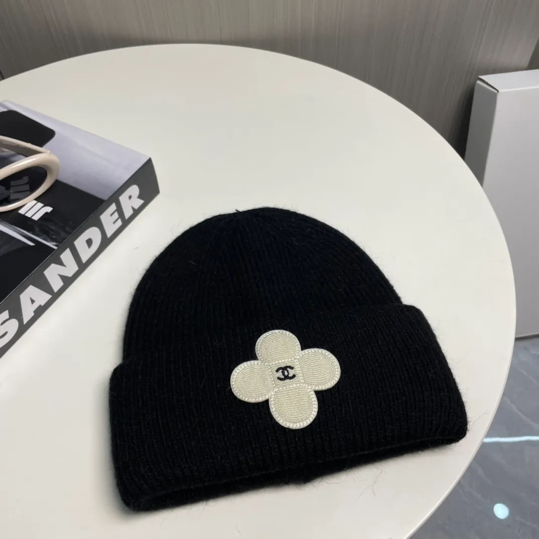 P76 Chanel Chanel Autumn and Winter Rabbit Hair Camellia Beanie Recommended by Internet Celebrity Fashion Bloggers, Xiaohongshu’s Popular Style, Knitted Beanie with a Super Soft and Comfortable Feel, and Excellent Elasticity!