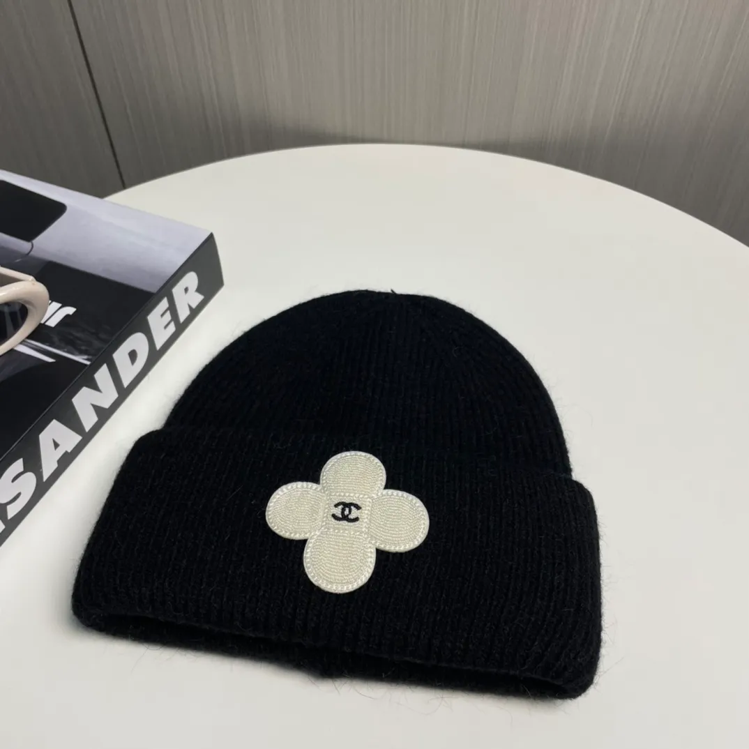 P76 Chanel Chanel Autumn and Winter Rabbit Hair Camellia Beanie Recommended by Internet Celebrity Fashion Bloggers, Xiaohongshu’s Popular Style, Knitted Beanie with a Super Soft and Comfortable Feel, and Excellent Elasticity!