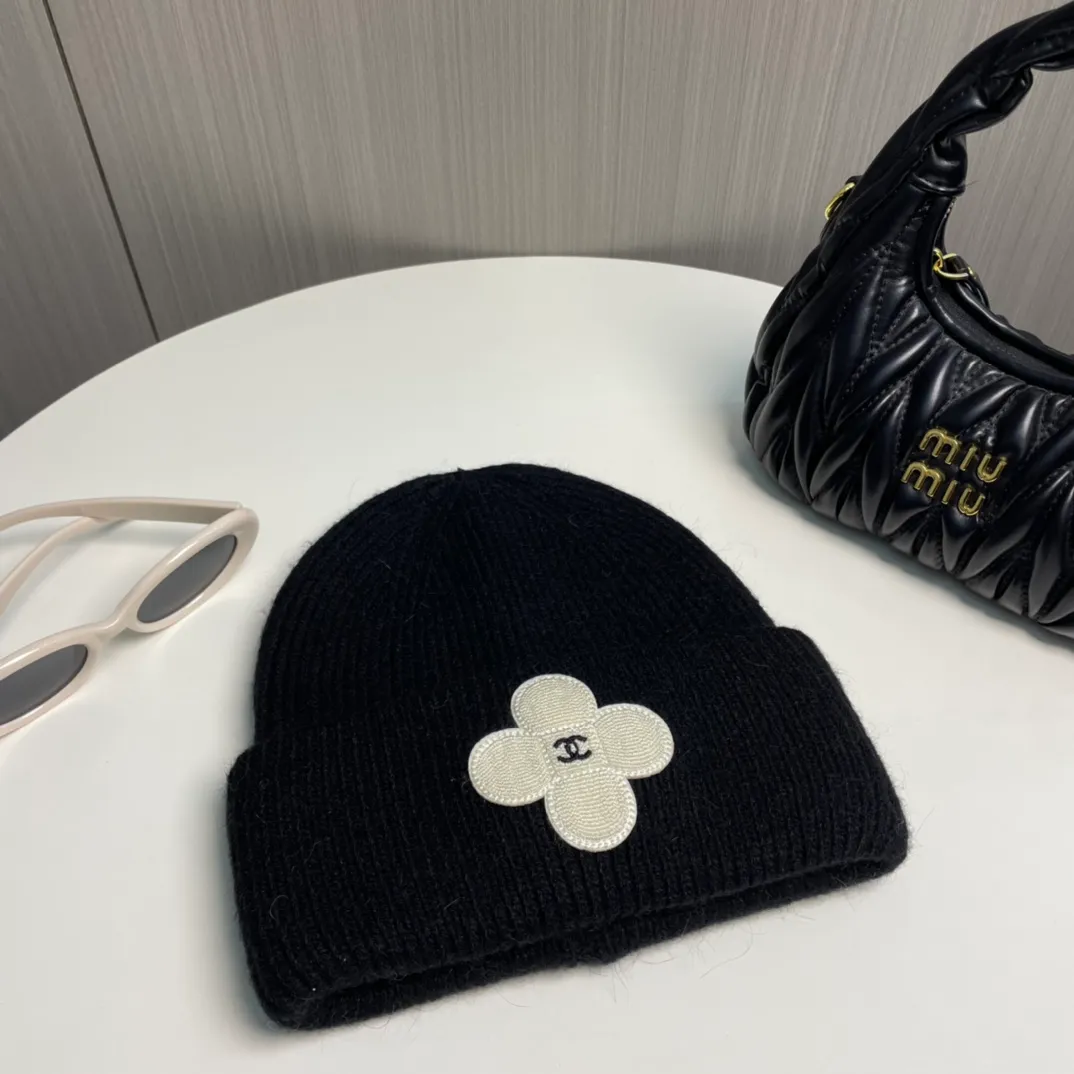 P76 Chanel Chanel Autumn and Winter Rabbit Hair Camellia Beanie Recommended by Internet Celebrity Fashion Bloggers, Xiaohongshu’s Popular Style, Knitted Beanie with a Super Soft and Comfortable Feel, and Excellent Elasticity!