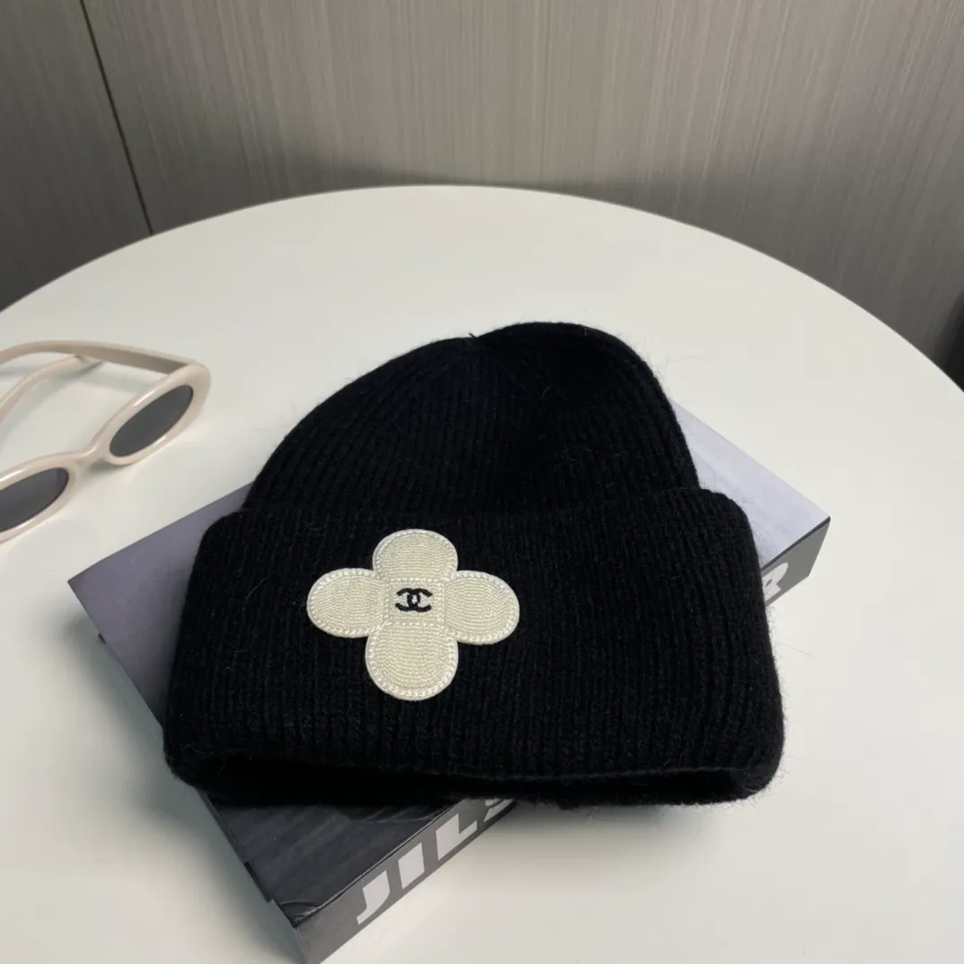 P76 Chanel Chanel Autumn and Winter Rabbit Hair Camellia Beanie Recommended by Internet Celebrity Fashion Bloggers, Xiaohongshu’s Popular Style, Knitted Beanie with a Super Soft and Comfortable Feel, and Excellent Elasticity!