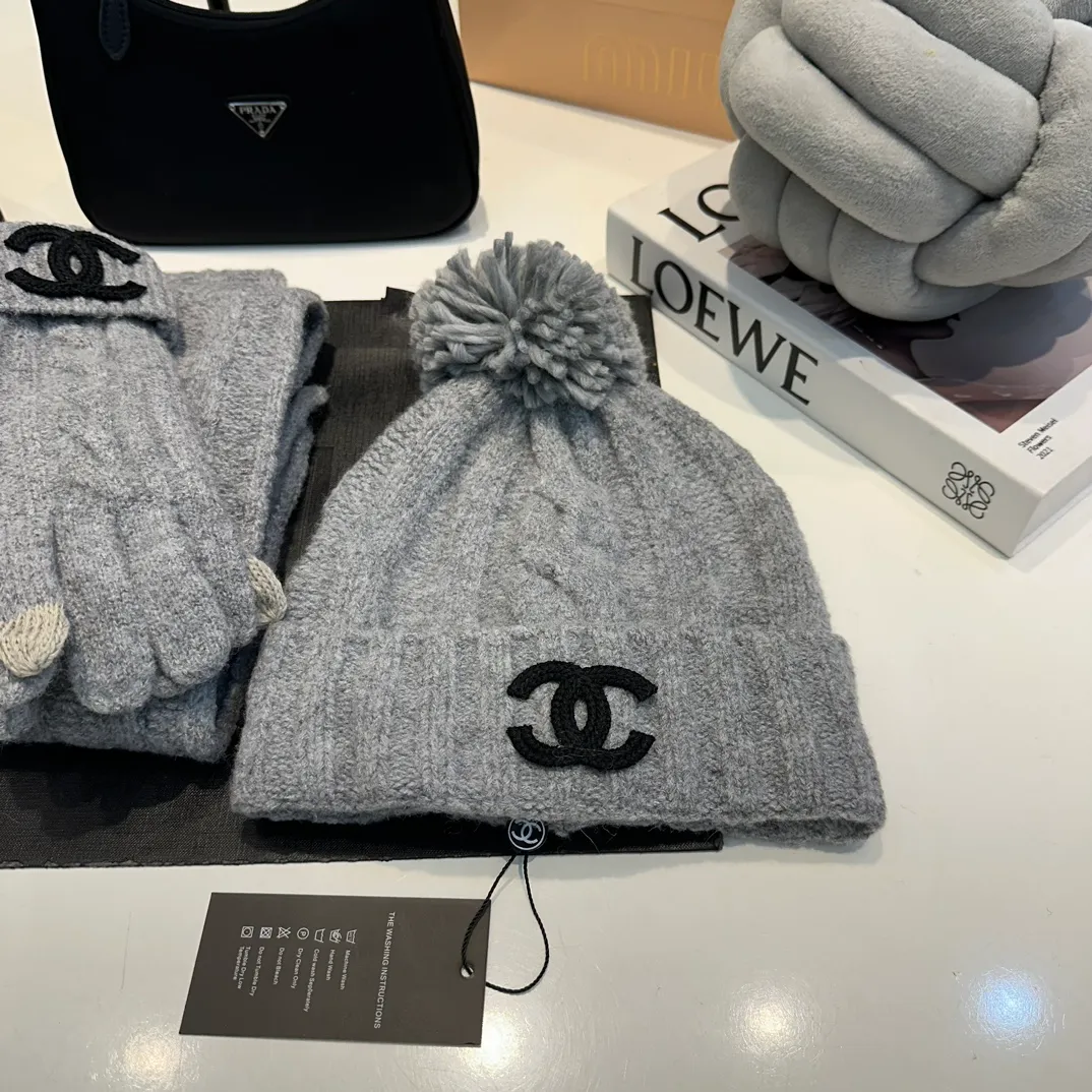 P160 Chanel Chanel autumn and winter woolen suit recommended by internet celebrity fashion bloggers, hat, gloves and scarf three-piece Xiaohongshu hot style, knitted hat with super soft and comfortable feel, excellent elasticity!
