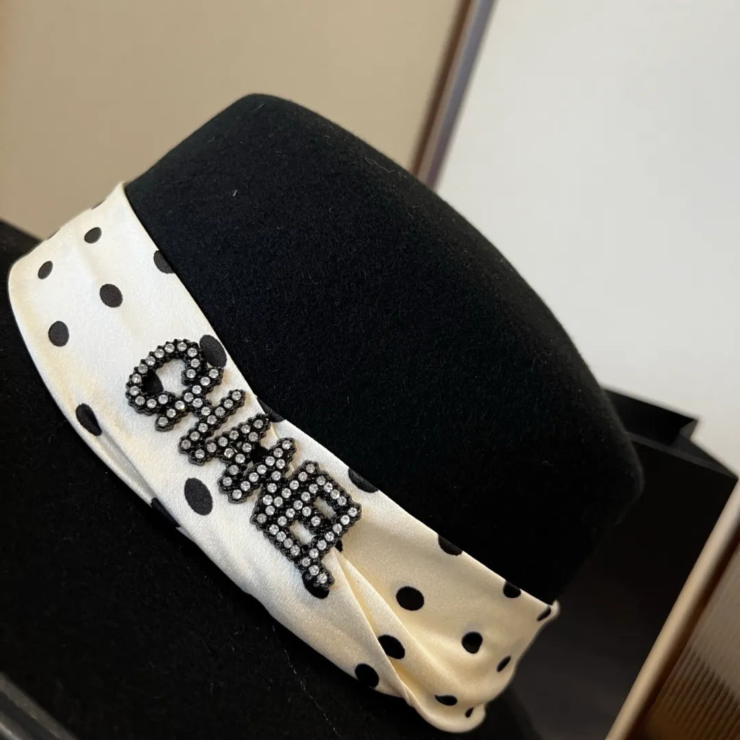💰180¥ Chanel new wool top hat, flat top hat, 100% wool fabric 🦙%, head circumference 57cm