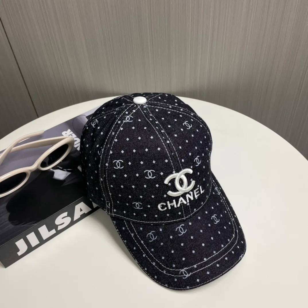 P66 Chanel's new washed denim baseball cap has a hot technology upgrade, and the washed denim style is full of street style. It is more in line with the style of today's fashionable boys and girls. The airport street shots are super cool!