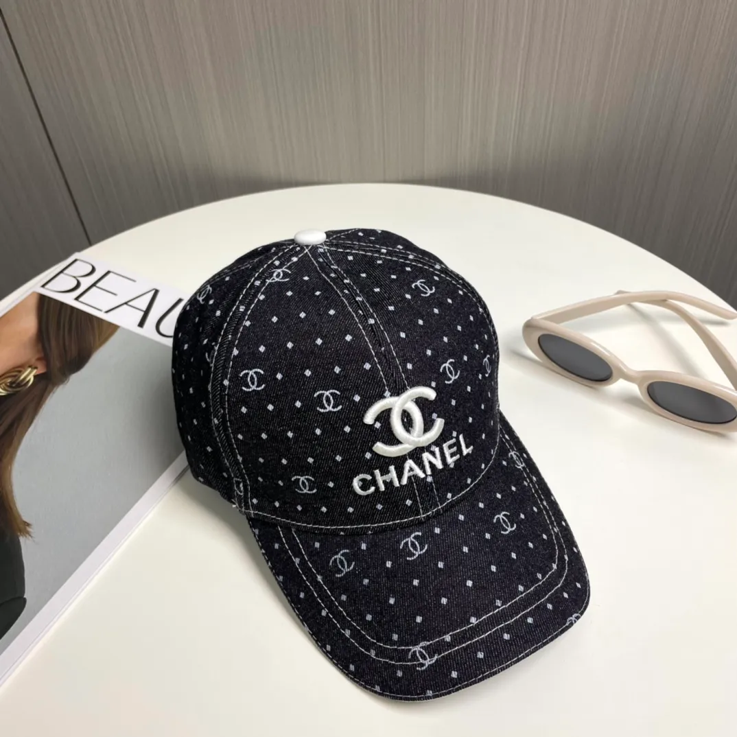 P66 Chanel's new washed denim baseball cap has a hot technology upgrade, and the washed denim style is full of street style. It is more in line with the style of today's fashionable boys and girls. The airport street shots are super cool!