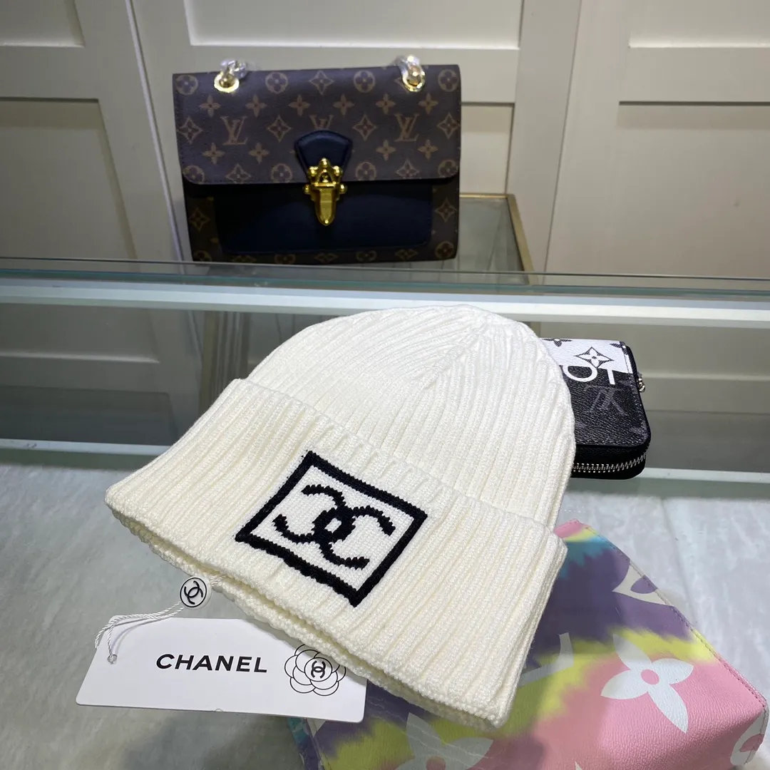 P70 comes with dust bag. CHANEL🎩cashmere wool quality knitted hat, fashionable, good quality, high-end, super soft! Super hot💖The texture is great and it’s great to match when out on the street! Fashion trends! A must-have item for autumn and winter, get it now!