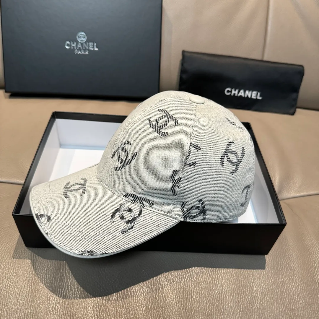 p90., Chanel (Chanel) classic original baseball cap, classic double C, 1:1 mold opening and customization at the counter, original canvas fabric + first layer of cowhide, light and breathable! The quality is great, the basic head circumference is 56cm, and the patch is adjustable.