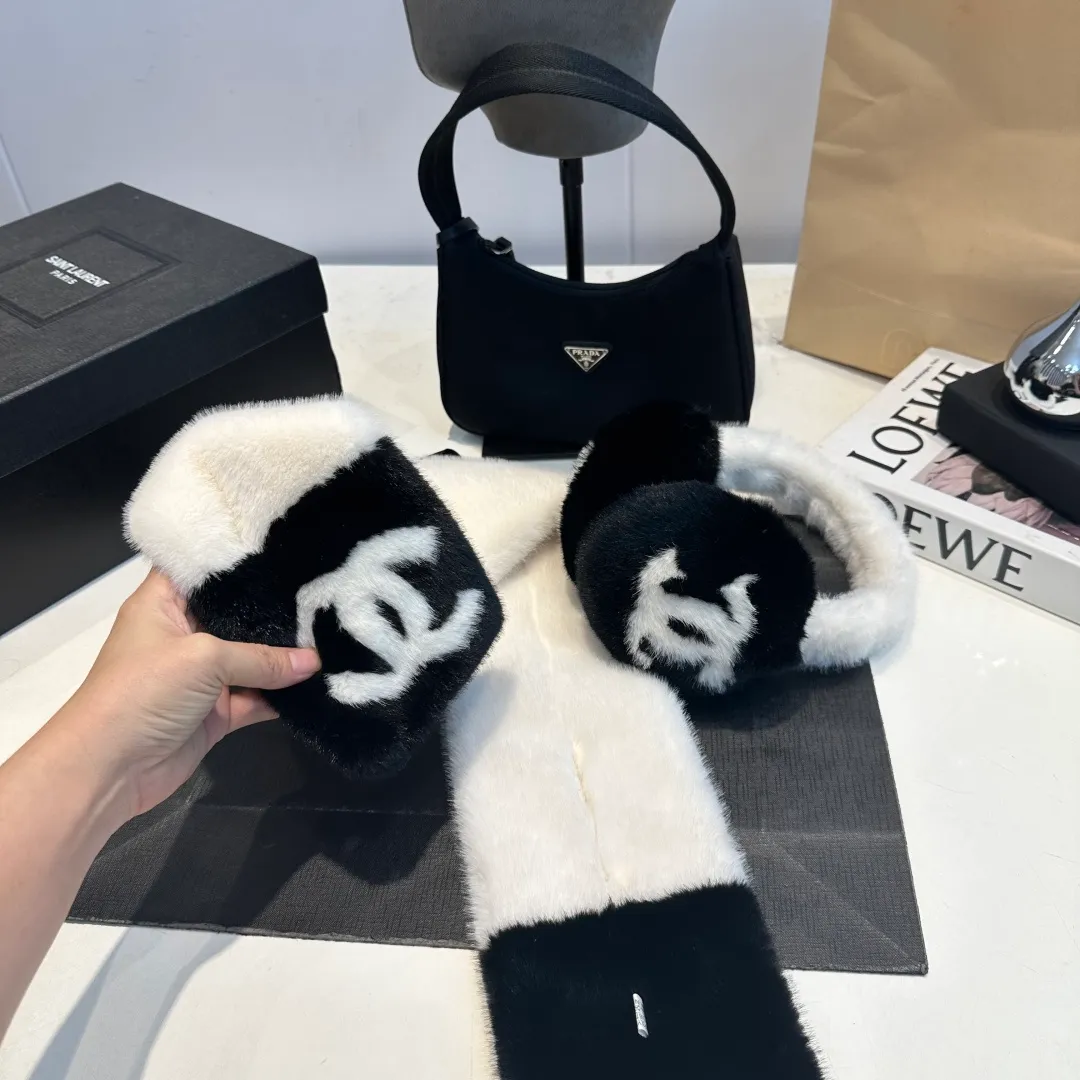 P130 for a set of 2025 new thickened rabbit fur earmuffs🦙 chanel ski series, top purchasing quality ~ double C logo earmuffs pure wool, rough texture, can be used by boys and girls, regardless of size, one size fits all. It can be called the Chanel elf in the snow🧚‍♀️. The temperature is cooling down and skiing in the north will be coming soon! Ear warmers, scarves, thunder hats, down jackets and other life-saving equipment must be prepared. Of course, if you want to take photos in the snow, we introduce this must-have celebrity-style Chanel earmuffs.