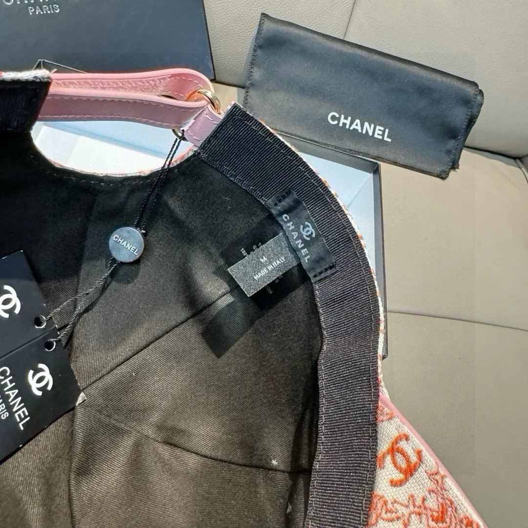 p90 new model shipped!   , Chanel (Chanel) new original baseball cap, small double C jacquard, 1:1 mold opening and customization at the counter, original canvas fabric + first layer of cowhide, light and breathable! The quality is great, the basic head circumference is 56cm, and the patch is adjustable.