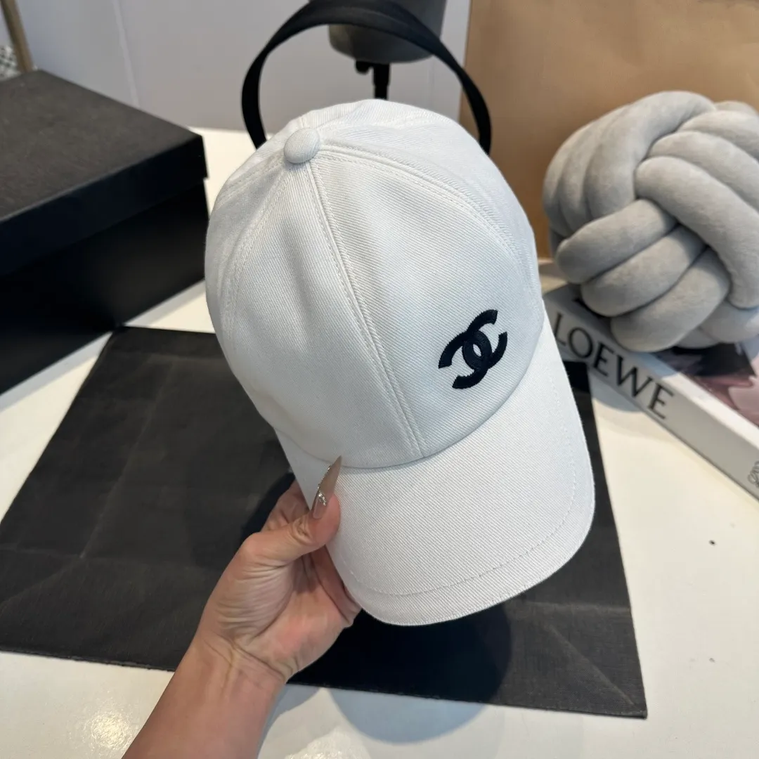 P90 These Chanel baseball caps are a must-have! The classic three colors of black, white and navy are simple and elegant. The iconic double C logo is super eye-catching and instantly enhances the fashion level💯. Whether it is paired with casual wear or a small dress, it can easily hold the whole audience~