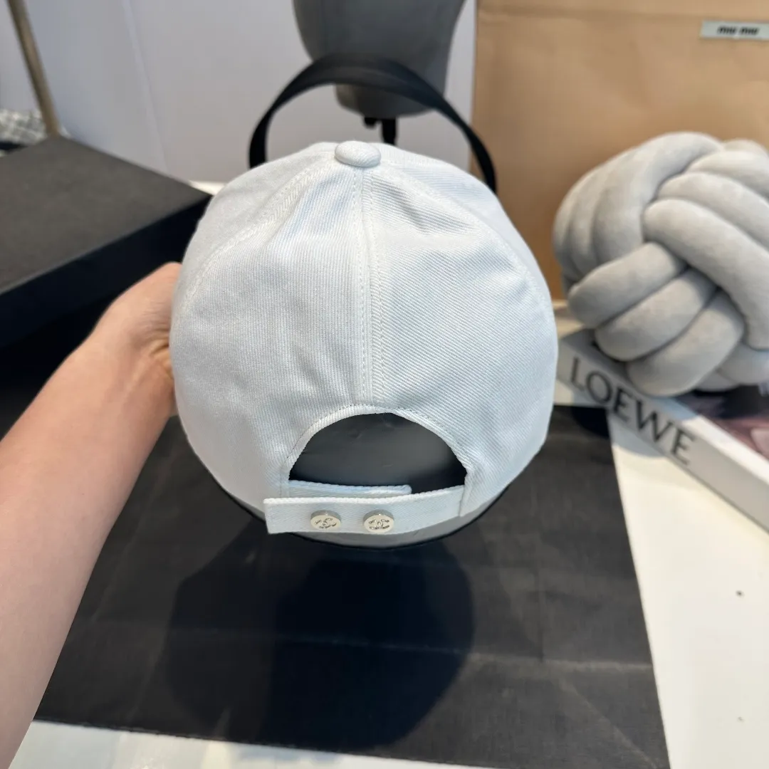 P90 These Chanel baseball caps are a must-have! The classic three colors of black, white and navy are simple and elegant. The iconic double C logo is super eye-catching and instantly enhances the fashion level💯. Whether it is paired with casual wear or a small dress, it can easily hold the whole audience~