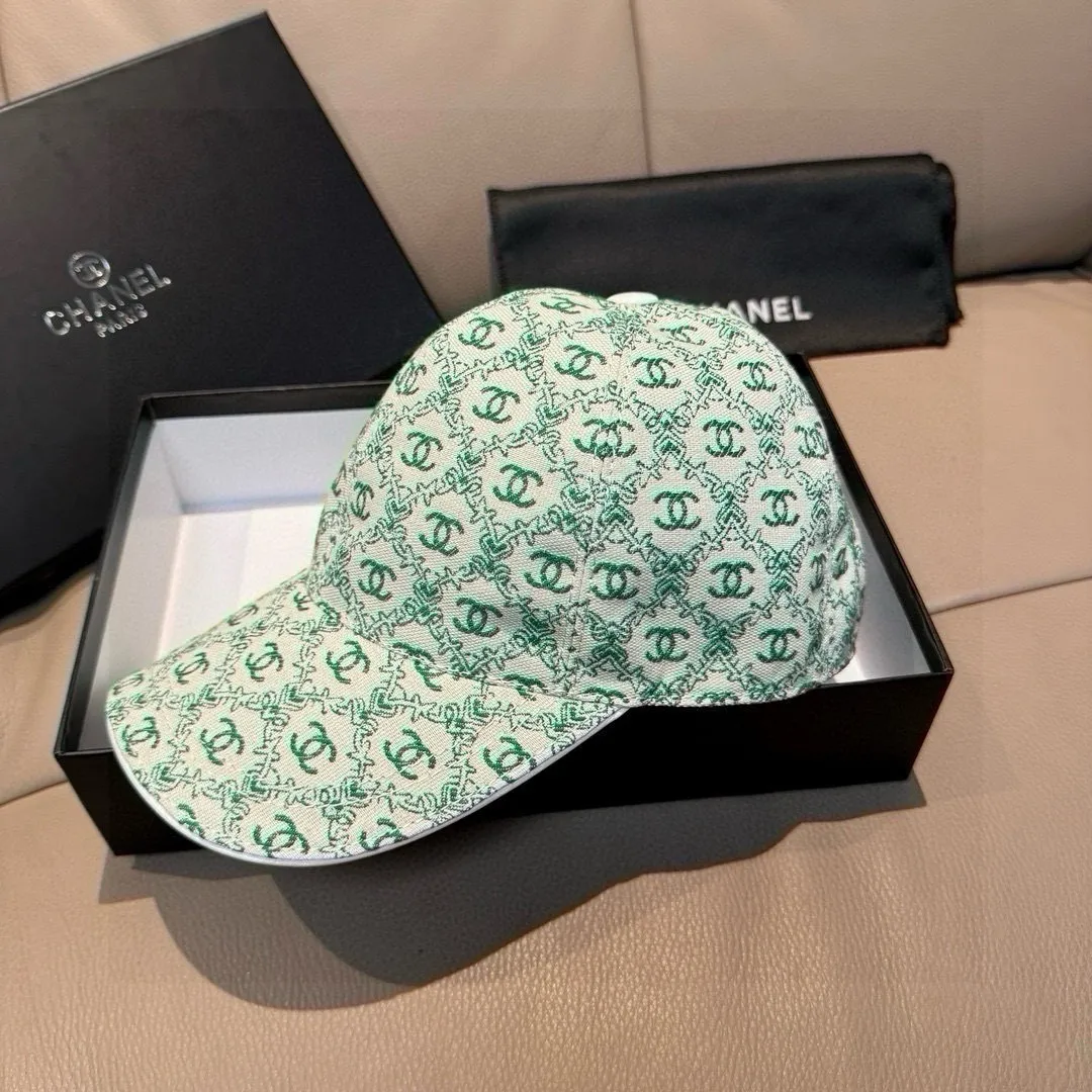 p90 new model shipped!   , Chanel (Chanel) new original baseball cap, small double C jacquard, 1:1 mold opening and customization at the counter, original canvas fabric + first layer of cowhide, light and breathable! The quality is great, the basic head circumference is 56cm, and the patch is adjustable.
