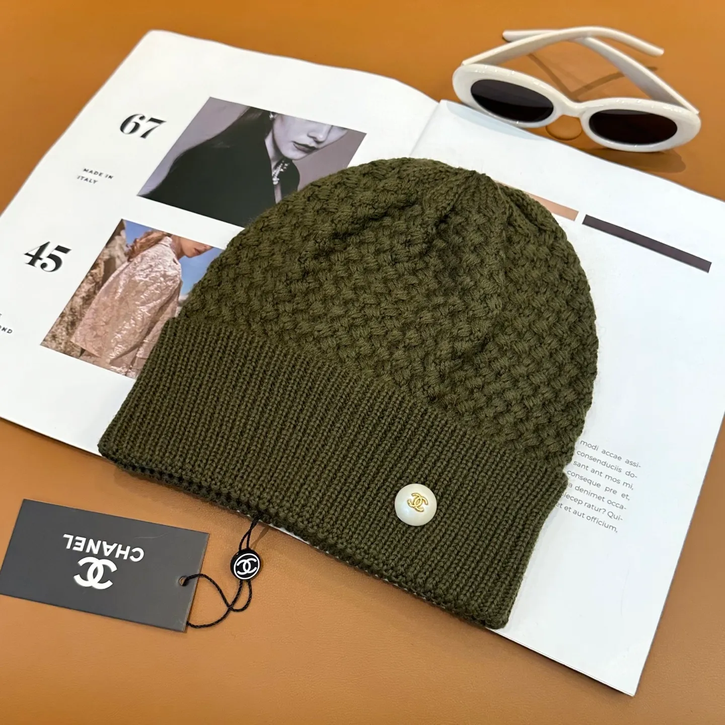 P70 Chanel official website quality Chanel autumn and winter fashion blogger recommended knitted hat, which hides a quiet sense of luxury. Every line is neat and generous, simple but not simple, generous and stylish. Every detail shows high-end taste, and the sense of fashion becomes more and more intriguing in the restraint.