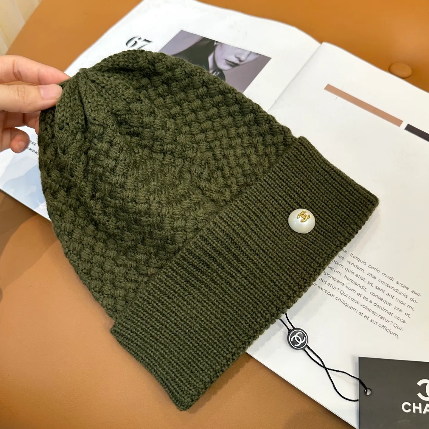 P70 Chanel official website quality Chanel autumn and winter fashion blogger recommended knitted hat, which hides a quiet sense of luxury. Every line is neat and generous, simple but not simple, generous and stylish. Every detail shows high-end taste, and the sense of fashion becomes more and more intriguing in the restraint.