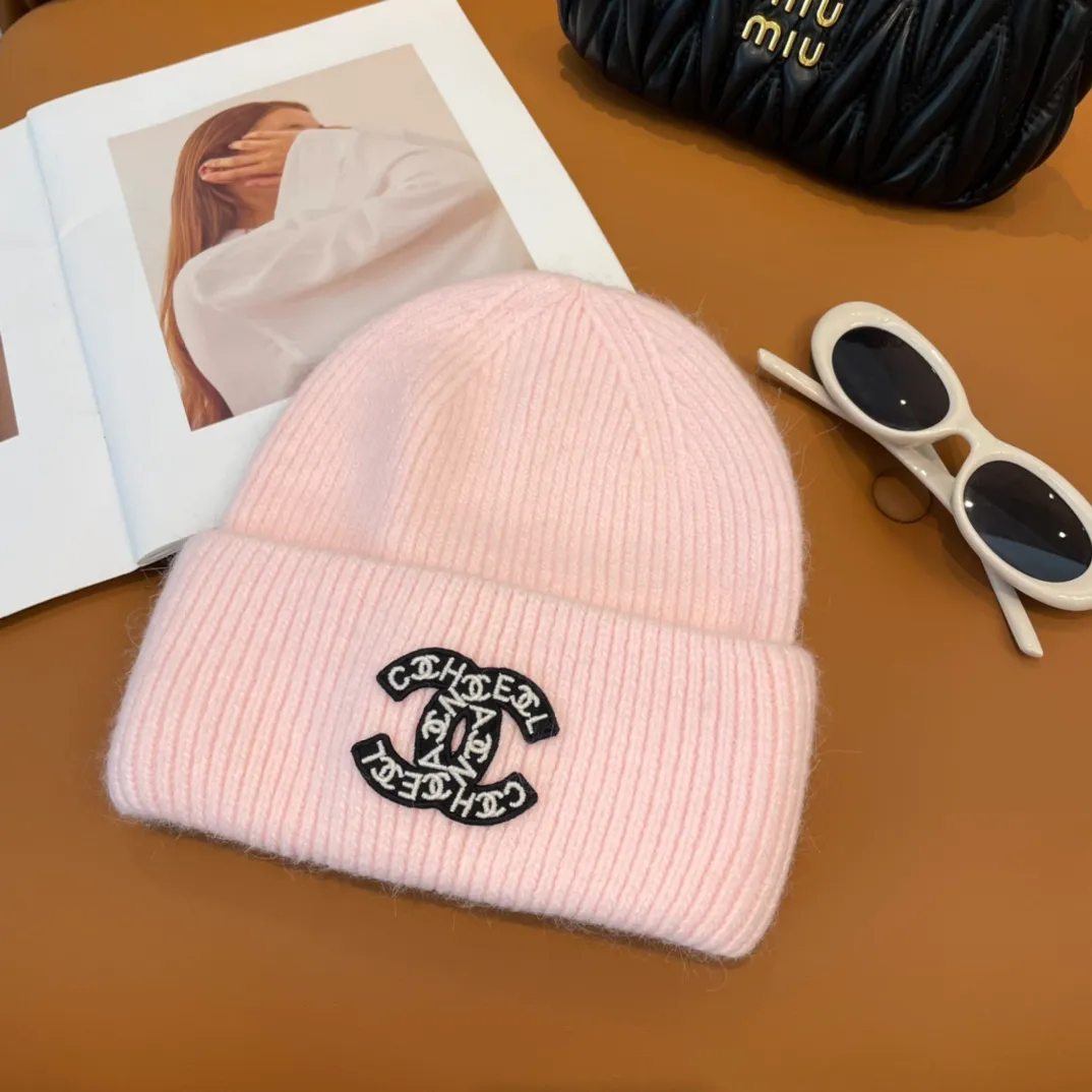 P56 comes with dust bag 🌺 [CHANEL] New rabbit fur knitted hat, Xiaohongshu, the main recommendation of major Internet celebrities! Thicker and warmer, fashionable and popular🌸First-class texture, the best brand for keeping warm in autumn and winter, order now, limited quantity available