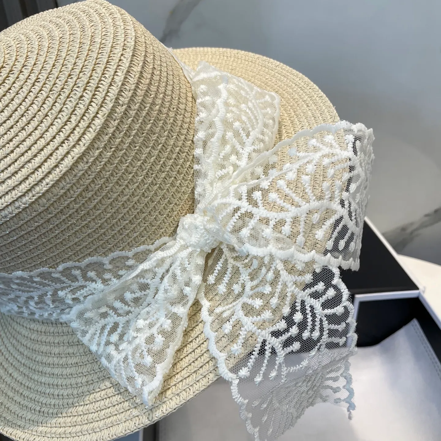P60 CHANEL2025 new straw hat, advanced customization, celebrity style, attention to detail, sun protection and UV protection in summer, a must-have for travel, versatile and good-looking