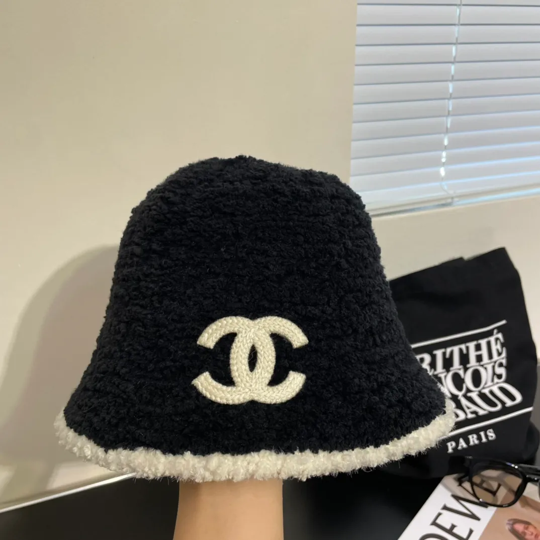 P40 Chanel Lamb Hat Bucket Hat A must-have hat for autumn and winter~ The furry hat looks very warm. It’s really awesome. The fluffy fried chicken makes your face smaller. It’s versatile and gentle. The classic logo is very high-end! Paired with black, it’s cool and sweet. Jimei Kuai Chong who likes to wear hats.