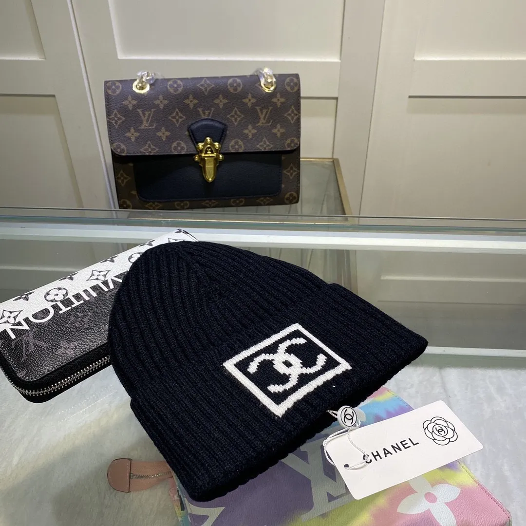 P44 comes with dust bag. CHANEL🎩cashmere wool quality knitted hat, fashionable, good quality, high-end, super soft! Super hot💖The texture is great and it’s great to match when out on the street! Fashion trends! A must-have item for autumn and winter, get it now!