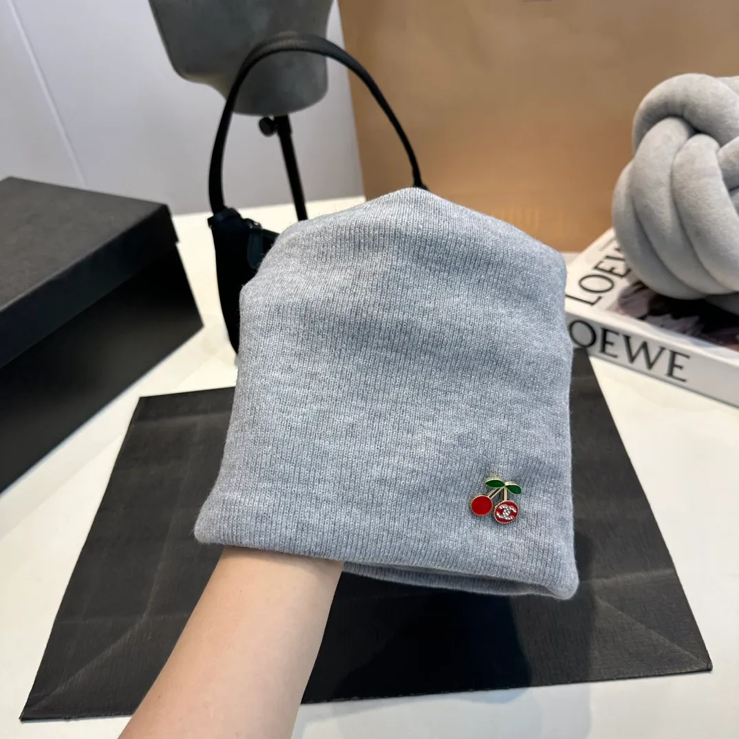 P140 Chanel Chanel children's knitted beanie cherry three-piece set, scarf, hat, gloves, super warm
