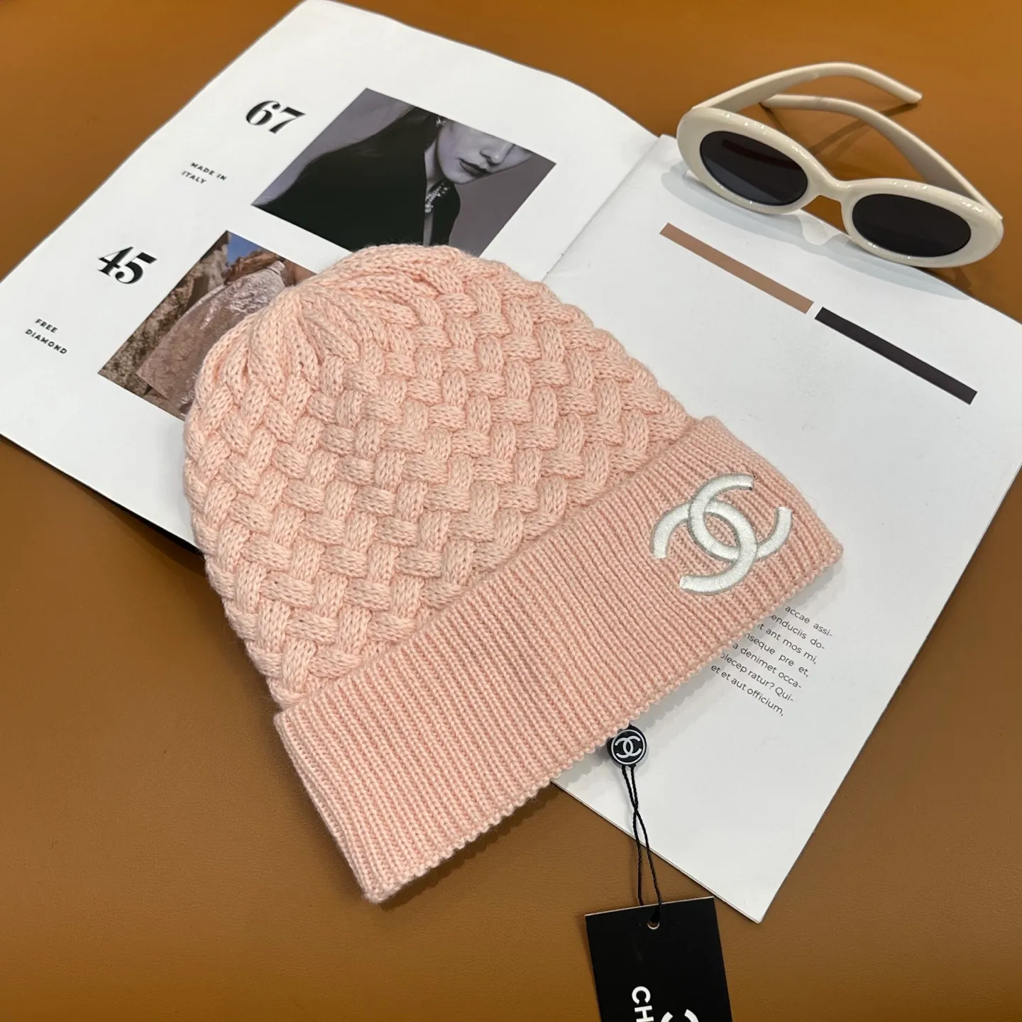 P80 Chanel official website high-quality Chanel autumn and winter knitted hat recommended by internet celebrity fashion bloggers. It hides a quiet sense of high-end. Every line is neat and generous, simple but not simple, generous and stylish. Every detail shows high-end taste, and the sense of fashion becomes more and more intriguing in the restraint.