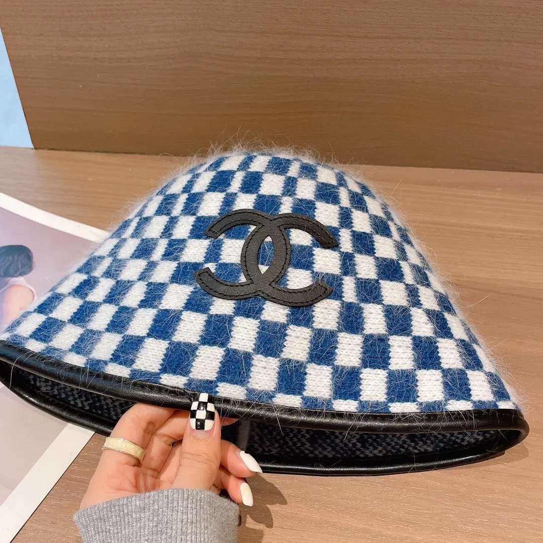 P70 CHANEL Checkerboard Checkerboard New Style Woolen Woolen Bucket Hat for Autumn and Winter. The most popular element. It really looks better the more you look at it. Don’t be afraid to wear it with black. Wear this hat to give you the coolest outfit🤓