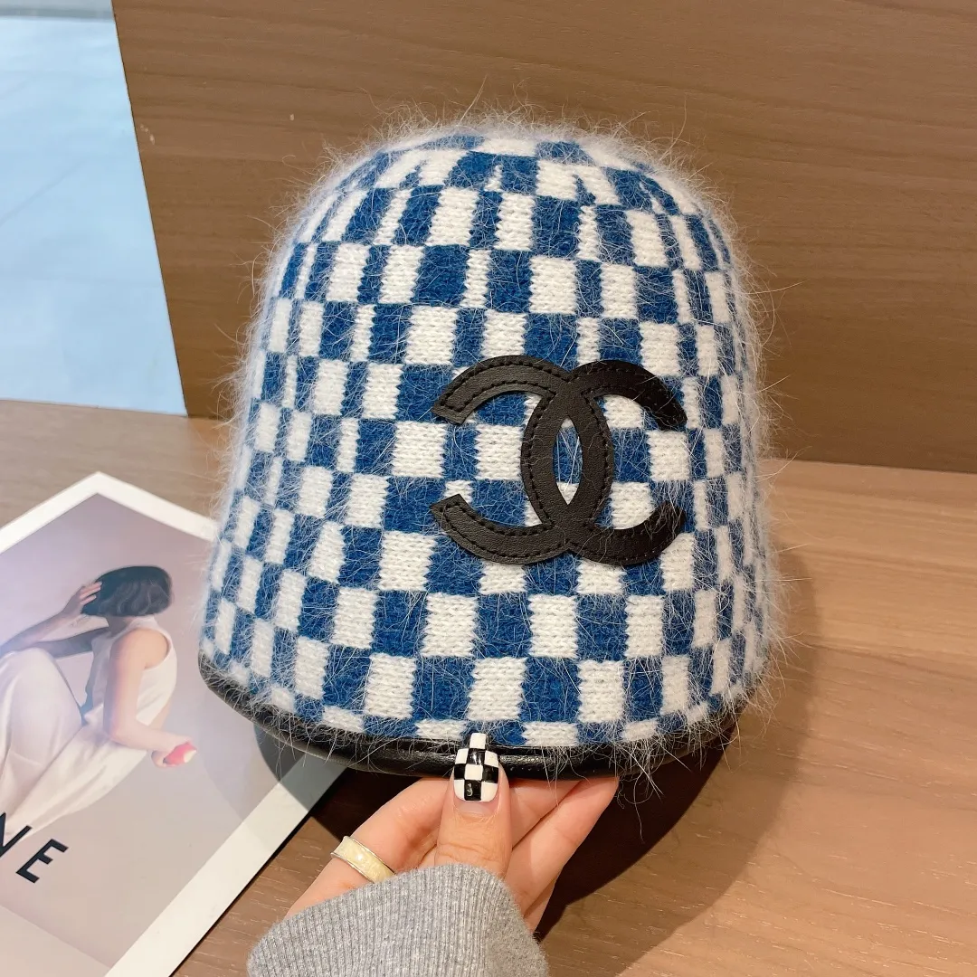 P70 CHANEL Checkerboard Checkerboard New Style Woolen Woolen Bucket Hat for Autumn and Winter. The most popular element. It really looks better the more you look at it. Don’t be afraid to wear it with black. Wear this hat to give you the coolest outfit🤓