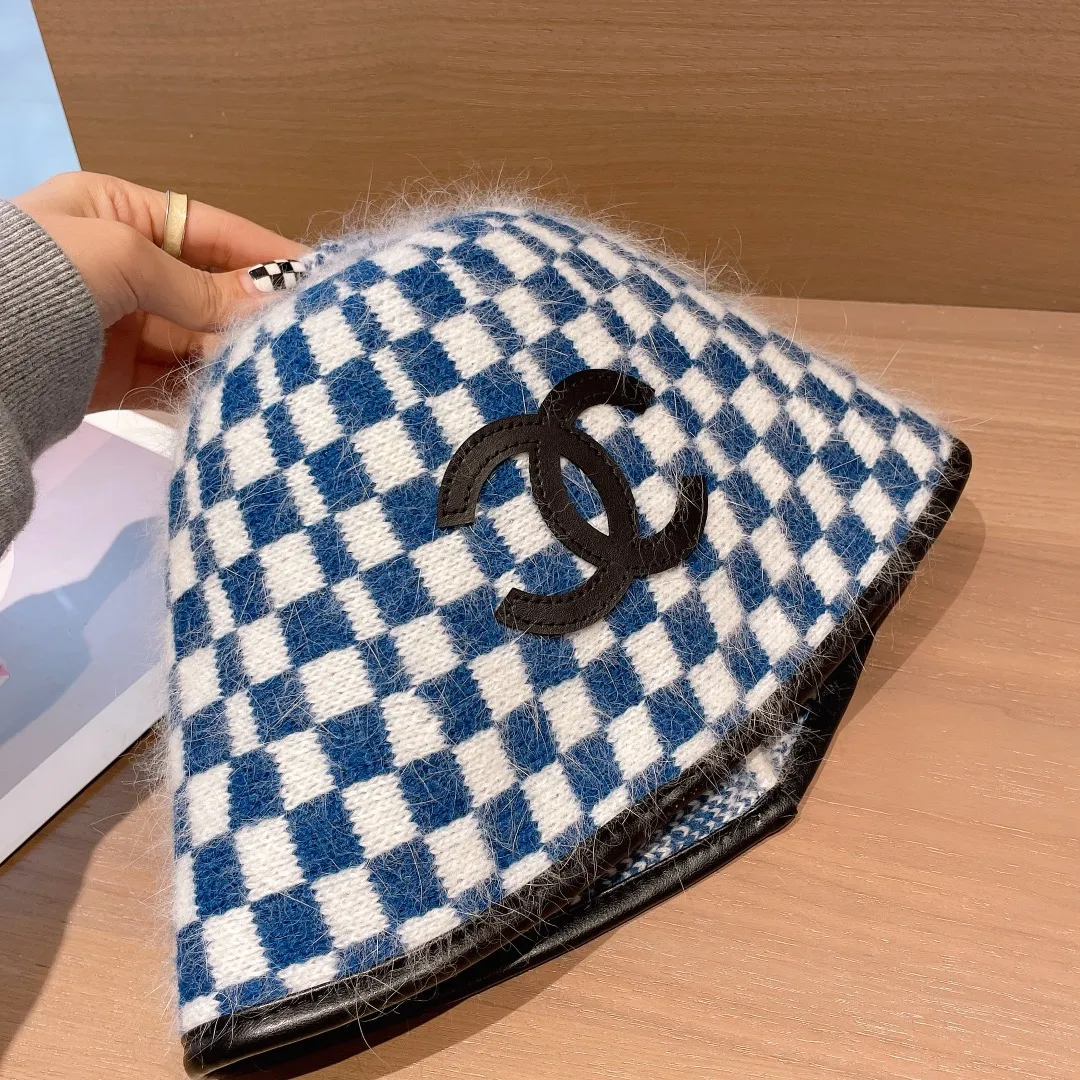 P70 CHANEL Checkerboard Checkerboard New Style Woolen Woolen Bucket Hat for Autumn and Winter. The most popular element. It really looks better the more you look at it. Don’t be afraid to wear it with black. Wear this hat to give you the coolest outfit🤓