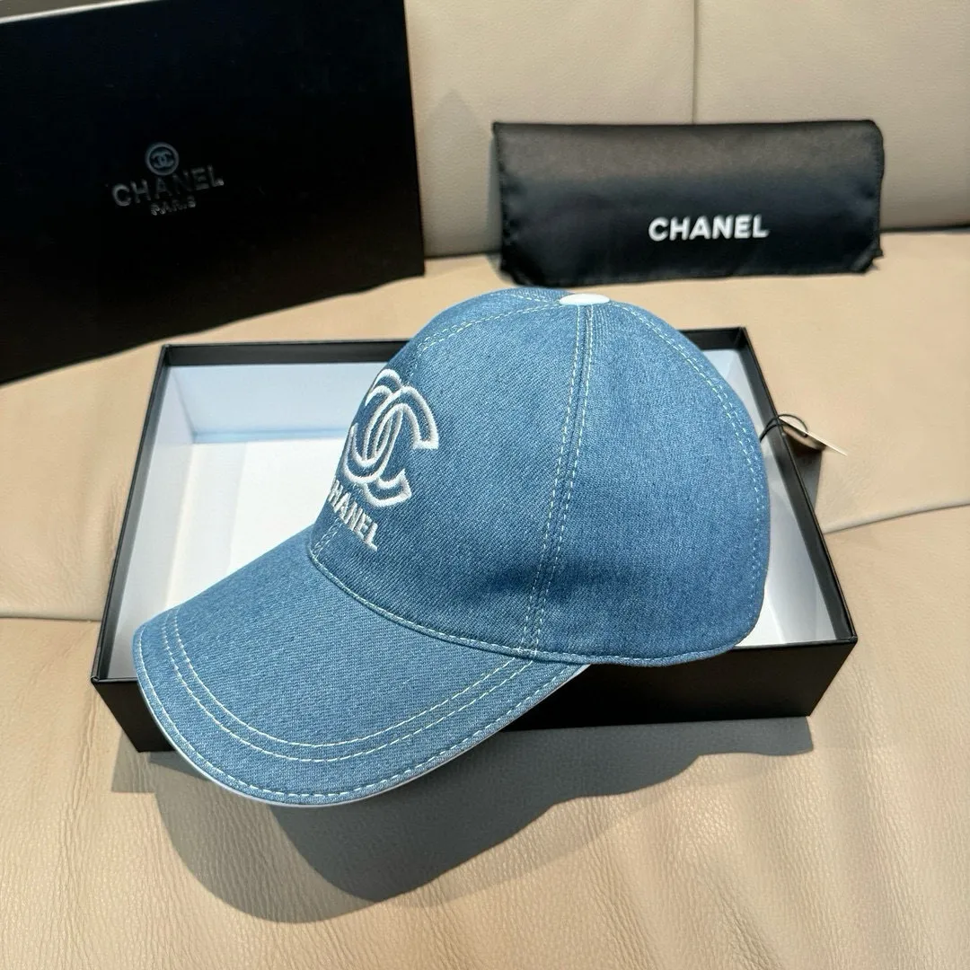 p90, Chanel's new original baseball cap, denim double C embroidery, 1:1 mold opening and customization at the counter, original denim fabric + first-layer cowhide, light and breathable! The quality is great, the basic head circumference is 56cm, and the patch is adjustable.