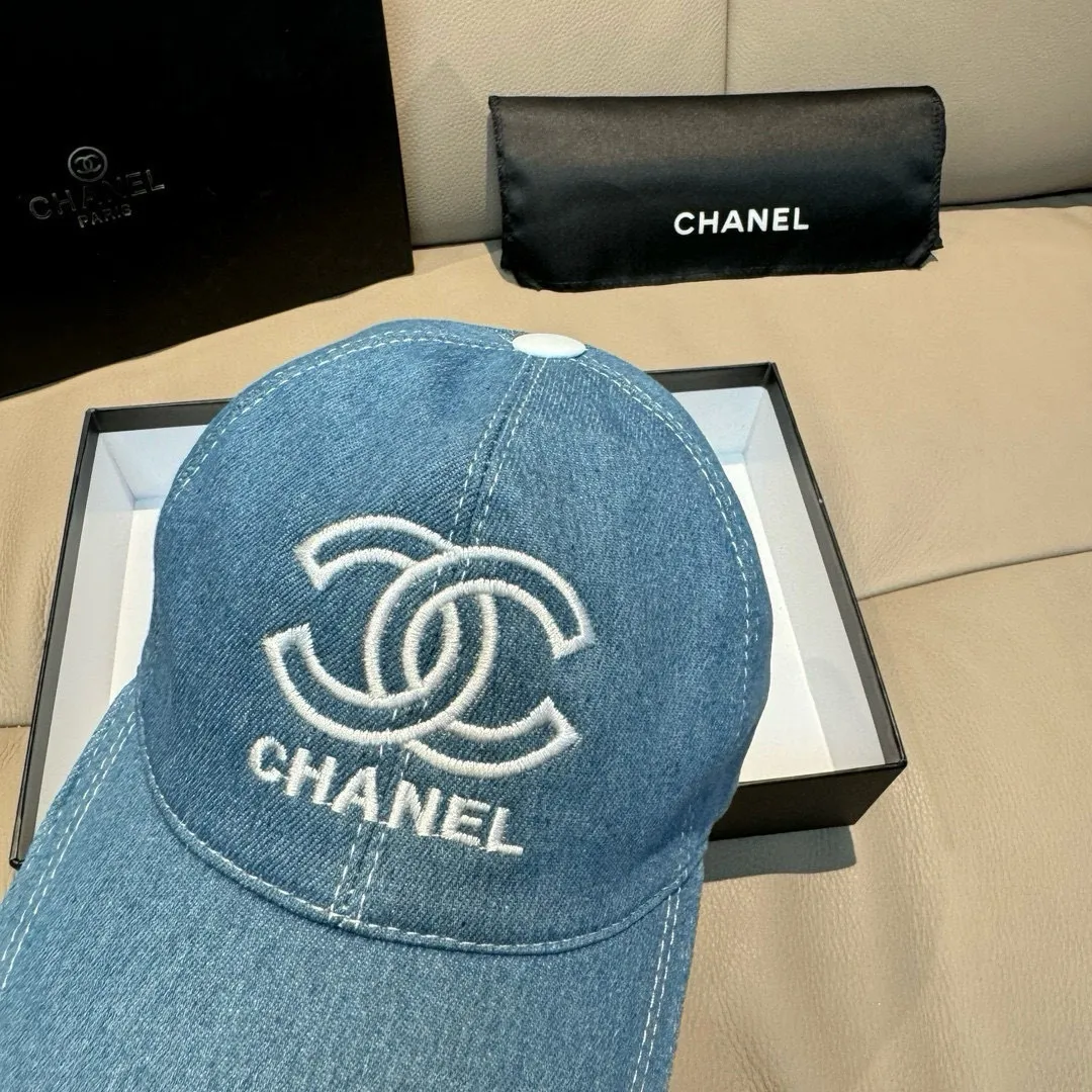 p90, Chanel's new original baseball cap, denim double C embroidery, 1:1 mold opening and customization at the counter, original denim fabric + first-layer cowhide, light and breathable! The quality is great, the basic head circumference is 56cm, and the patch is adjustable.
