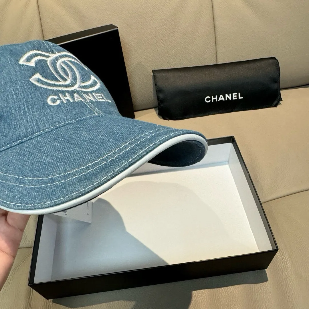p90, Chanel's new original baseball cap, denim double C embroidery, 1:1 mold opening and customization at the counter, original denim fabric + first-layer cowhide, light and breathable! The quality is great, the basic head circumference is 56cm, and the patch is adjustable.