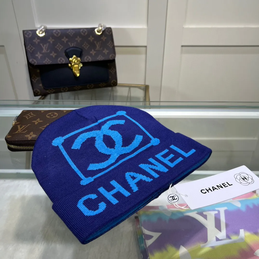 P44 comes with dust bag. CHANEL🎩cashmere wool quality knitted hat, fashionable, good quality, high-end, super soft! Super hot💖The texture is great and it’s great to match when out on the street! Fashion trends! A must-have item for autumn and winter, get it now!