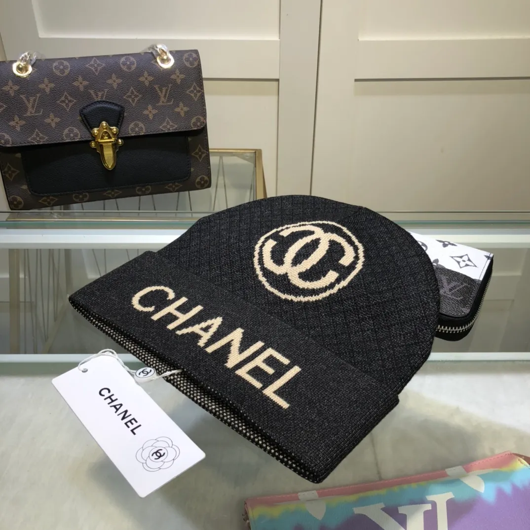 P70 comes with dust bag. CHANEL🎩cashmere wool quality knitted hat, fashionable, good quality, high-end, super soft! Super hot💖The texture is great and it’s great to match when out on the street! Fashion trends! A must-have item for autumn and winter, get it now!