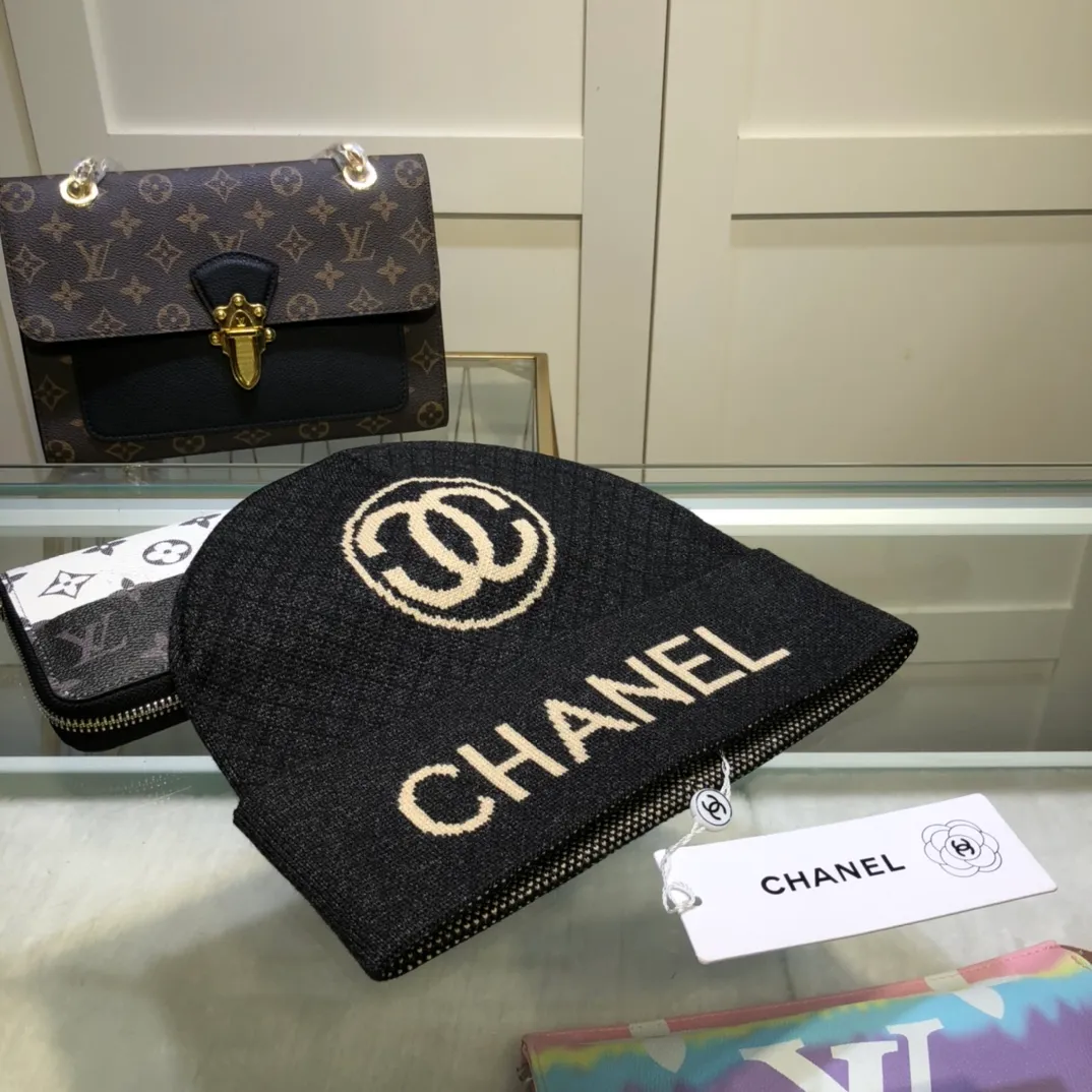 P70 comes with dust bag. CHANEL🎩cashmere wool quality knitted hat, fashionable, good quality, high-end, super soft! Super hot💖The texture is great and it’s great to match when out on the street! Fashion trends! A must-have item for autumn and winter, get it now!