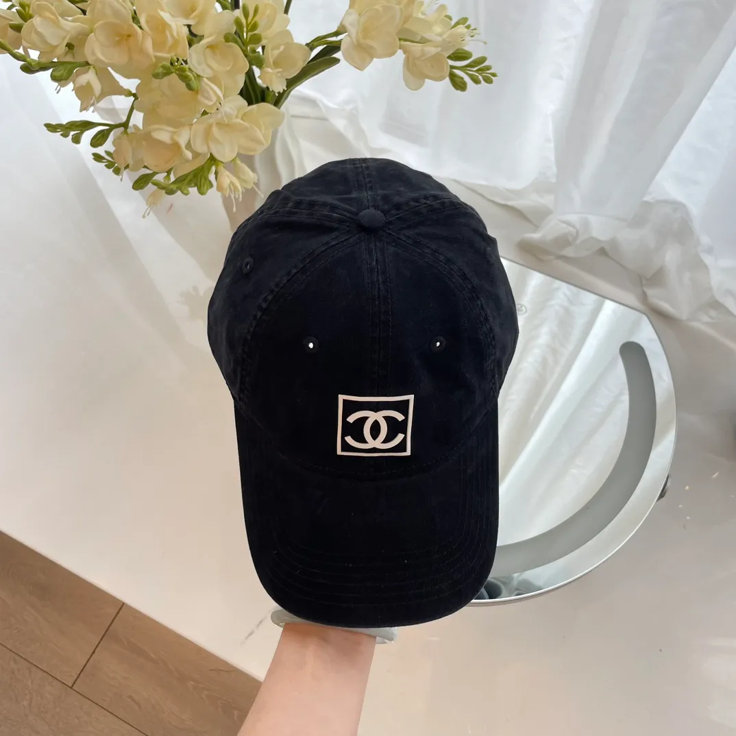 P66 Chanel Chanel's new style autumn and winter baseball cap with a vintage feel. The color is full of retro feel, cool ✌︎˶╹ꇴ╹˶✌︎ and sassy personality