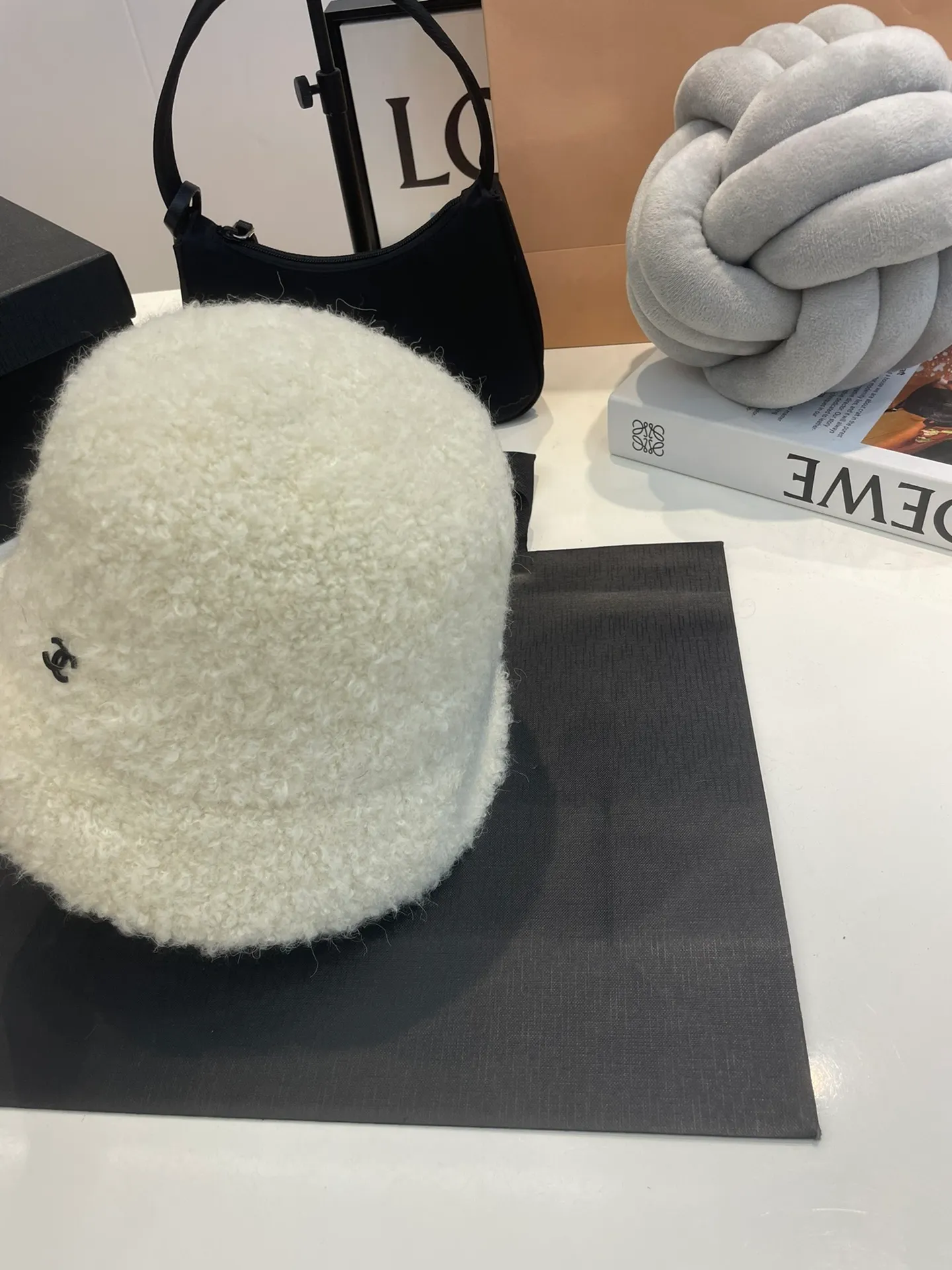 P60 CHANEL Chanel 2023 new autumn and winter new lamb wool small fragrance bucket hat, the big-name model is super easy to match, hurry up and get it!