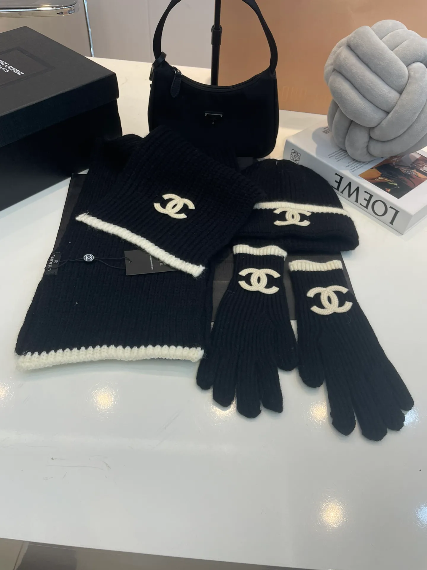 P180 CHANEL [Wool Suit, Scarf + Gloves + Hat-] Classic suit, hat, wool knitted hat and gloves, warm and super comfortable for winter. It’s a magical tool for young ladies to reduce their age~warm and fashionable! Can be made into mother-daughter parent-child style. Scarf: 185/35cm. Hat. Head circumference around 57 cm.