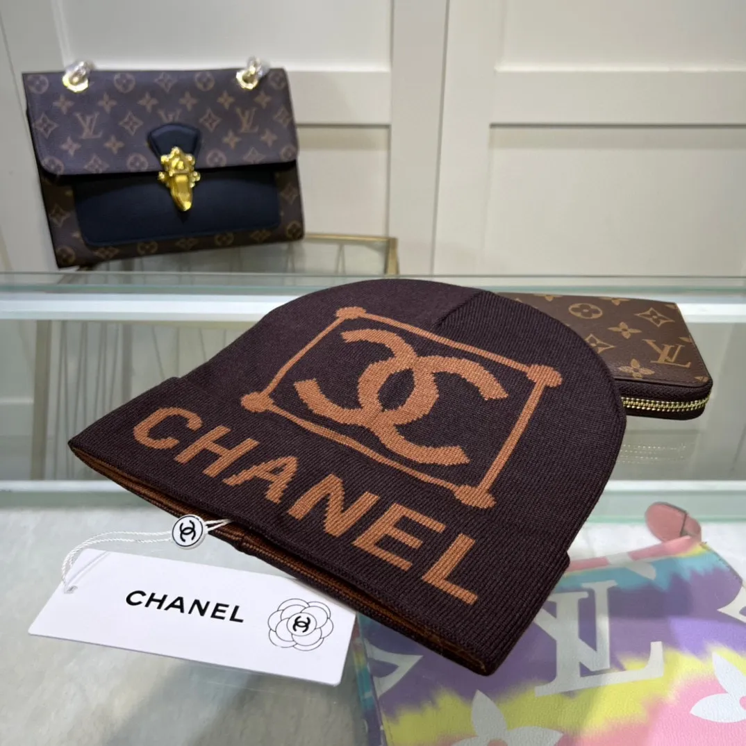 P44 comes with dust bag. CHANEL🎩cashmere wool quality knitted hat, fashionable, good quality, high-end, super soft! Super hot💖The texture is great and it’s great to match when out on the street! Fashion trends! A must-have item for autumn and winter, get it now!