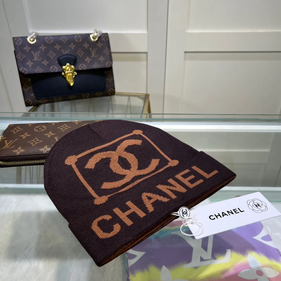 P44 comes with dust bag. CHANEL🎩cashmere wool quality knitted hat, fashionable, good quality, high-end, super soft! Super hot💖The texture is great and it’s great to match when out on the street! Fashion trends! A must-have item for autumn and winter, get it now!
