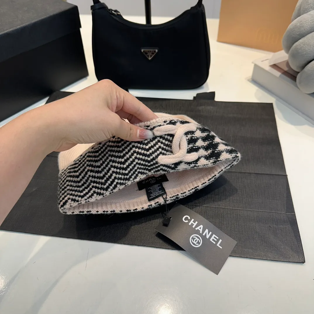 P66 Chanel official website quality Chanel 24K autumn and winter wool hat recommended by Internet celebrity fashion bloggers, a popular style in Xiaohongshu, a knitted hat with a super soft and comfortable feel and excellent elasticity!