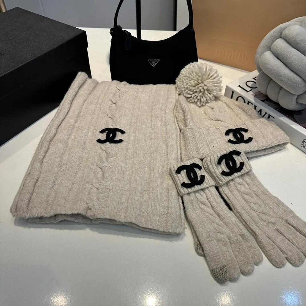 P160 Chanel Chanel autumn and winter woolen suit recommended by internet celebrity fashion bloggers, hat, gloves and scarf three-piece Xiaohongshu hot style, knitted hat with super soft and comfortable feel, excellent elasticity!