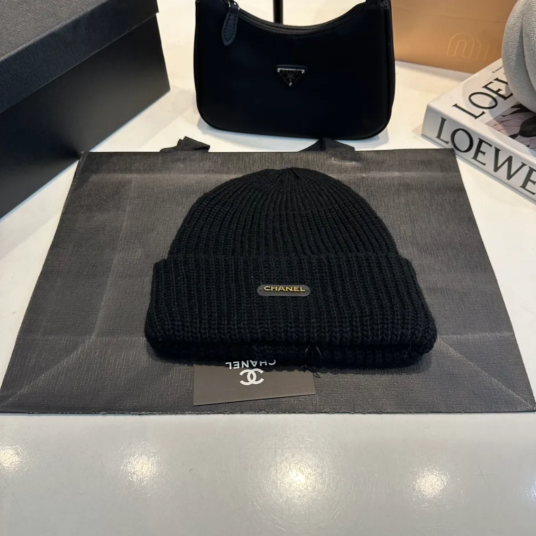 P60 Chanel Chanel's new autumn and winter woolen hat is the same for men and women. It contains 70% wool fabric and has complete internal labels.  The latest technology, one-piece molding, is super beautiful. The autumn and winter wool knitted beanie feels good to the touch ~ the color is super white ~ and it has a great atmosphere when taking photos, and it is very versatile ~