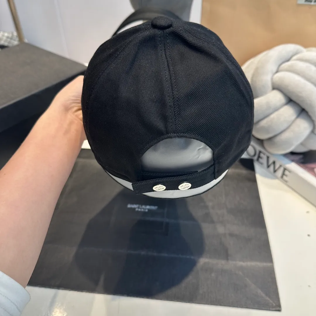 P90 These Chanel baseball caps are a must-have! The classic three colors of black, white and navy are simple and elegant. The iconic double C logo is super eye-catching and instantly enhances the fashion level💯. Whether it is paired with casual wear or a small dress, it can easily hold the whole audience~