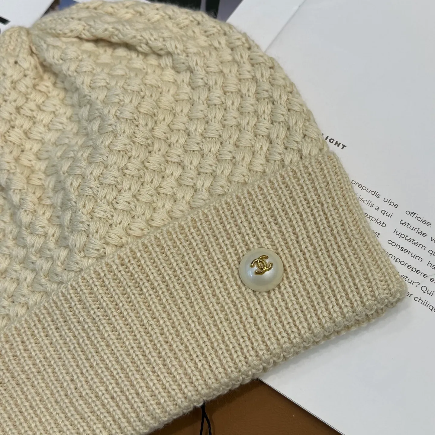P70 Chanel official website quality Chanel autumn and winter fashion blogger recommended knitted hat, which hides a quiet sense of luxury. Every line is neat and generous, simple but not simple, generous and stylish. Every detail shows high-end taste, and the sense of fashion becomes more and more intriguing in the restraint.