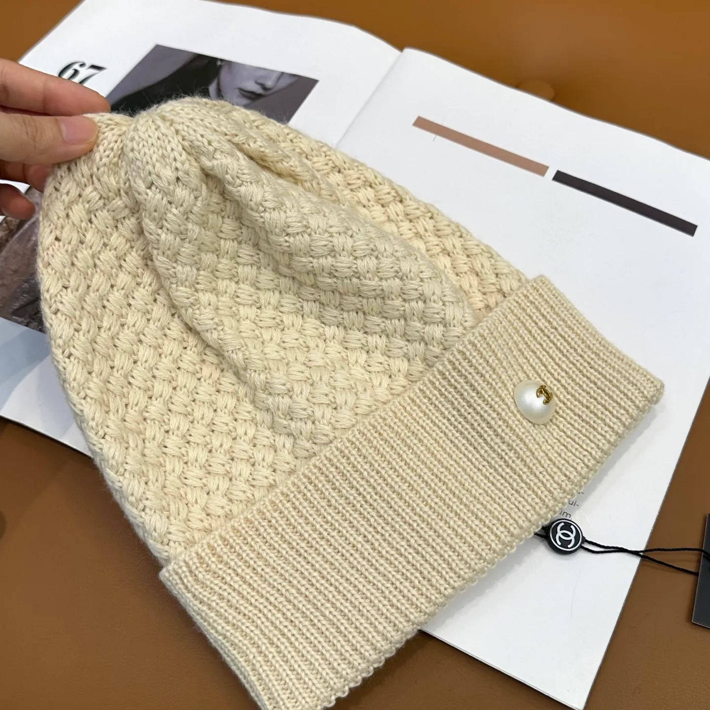P70 Chanel official website quality Chanel autumn and winter fashion blogger recommended knitted hat, which hides a quiet sense of luxury. Every line is neat and generous, simple but not simple, generous and stylish. Every detail shows high-end taste, and the sense of fashion becomes more and more intriguing in the restraint.