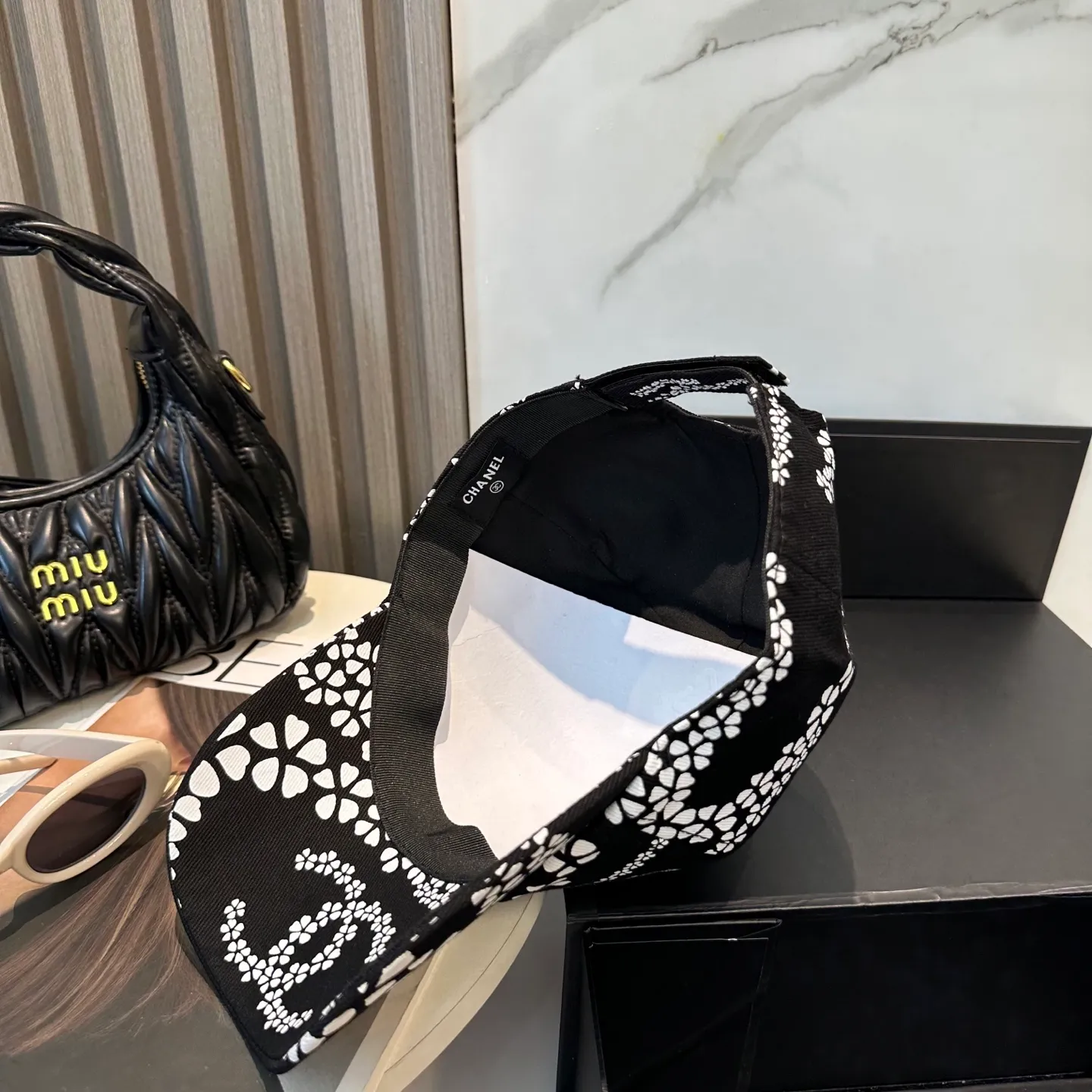P60 new Chanel new high-version baseball cap, a classic baseball cap style, suitable for various occasions. Whether it is paired with casual wear or sportswear, it can easily enhance the fashion sense of the overall look. It is a trendy item that fashion lovers cannot miss.