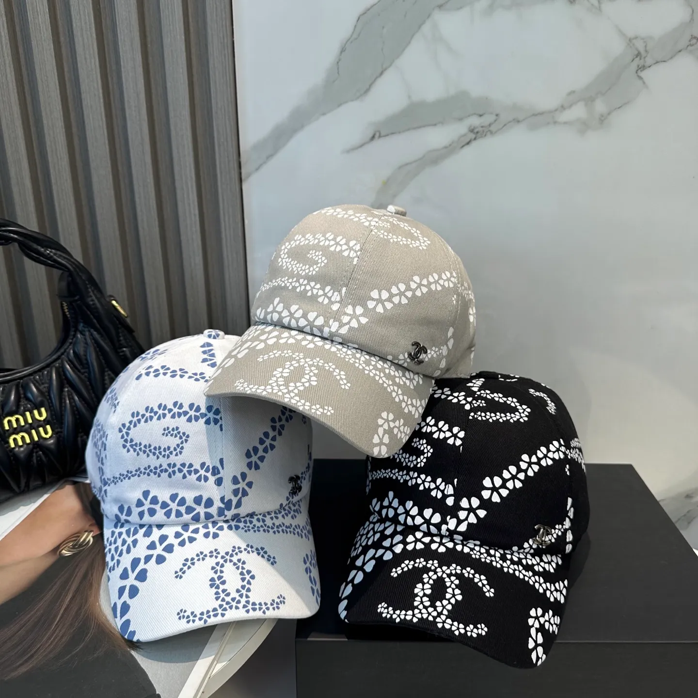 P60 new Chanel new high-version baseball cap, a classic baseball cap style, suitable for various occasions. Whether it is paired with casual wear or sportswear, it can easily enhance the fashion sense of the overall look. It is a trendy item that fashion lovers cannot miss.