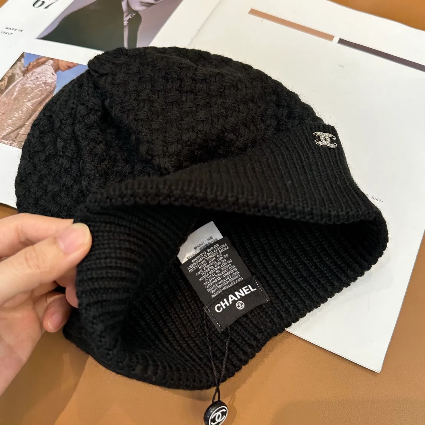 P74 Chanel's official website quality Chanel autumn and winter knitted hat recommended by internet celebrity fashion bloggers hides a quiet sense of luxury. Every line is neat and elegant, simple but not simple, generous and stylish. Every detail demonstrates high-end taste, and the sense of fashion becomes more and more intriguing in its restraint.