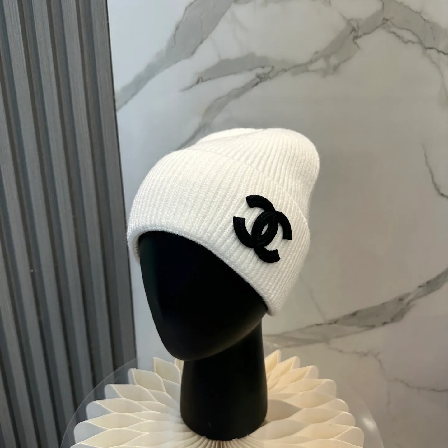 P46 Comes with dust bag 🌺 [CHANEL] New rabbit fur knitted hat, Xiaohongshu, the main recommendation of major Internet celebrities! Thicker and warmer, fashionable and popular🌸First-class texture, the best brand for keeping warm in autumn and winter, order now, limited quantity available