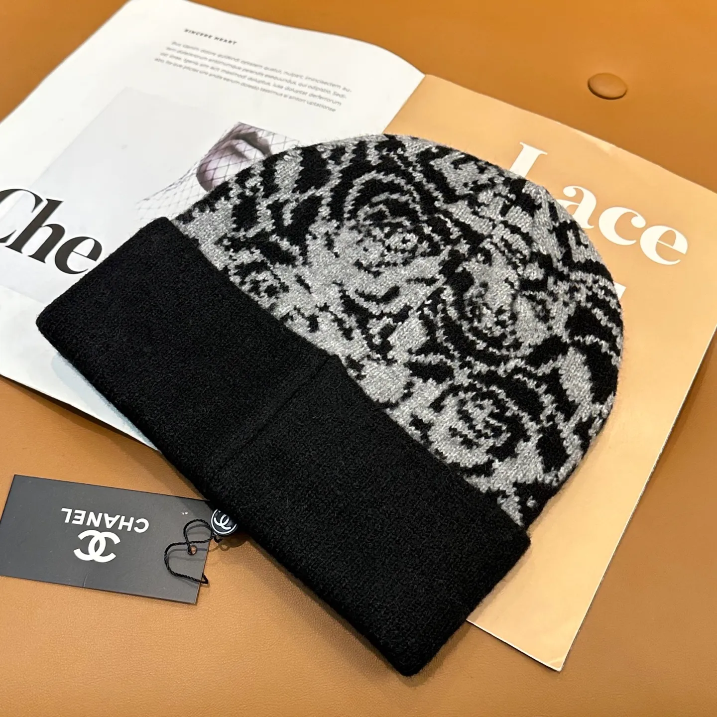 P60 Chanel Chanel's new autumn and winter camellia knitted hat recommended by internet celebrity fashion bloggers hides a quiet sense of high-end. Every line is neat and generous, simple but not simple, generous but not out of style. Every detail demonstrates high-end taste, and the sense of fashion becomes more and more intriguing in its restraint.