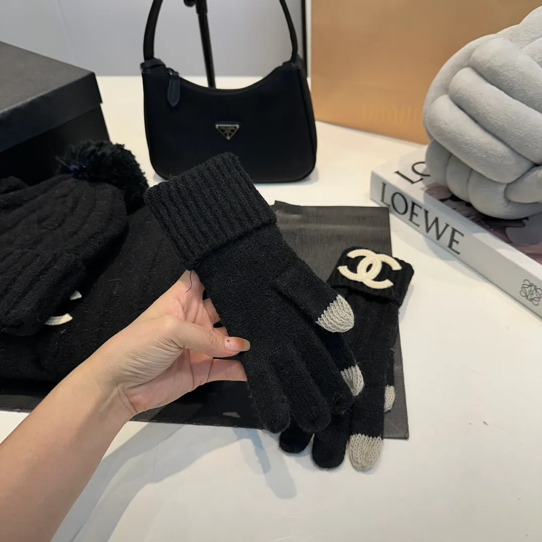 P160 Chanel Chanel autumn and winter woolen suit recommended by internet celebrity fashion bloggers, hat, gloves and scarf three-piece Xiaohongshu hot style, knitted hat with super soft and comfortable feel, excellent elasticity!
